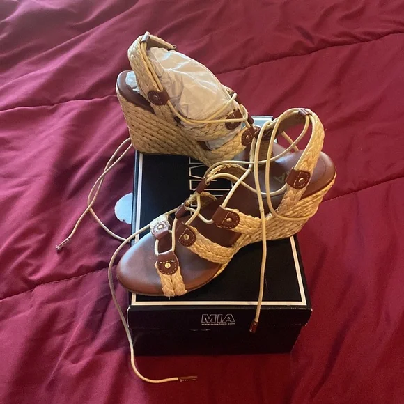 NWOT!  Very stylish woven wedge heeled sandal! - Picture 2 of 6